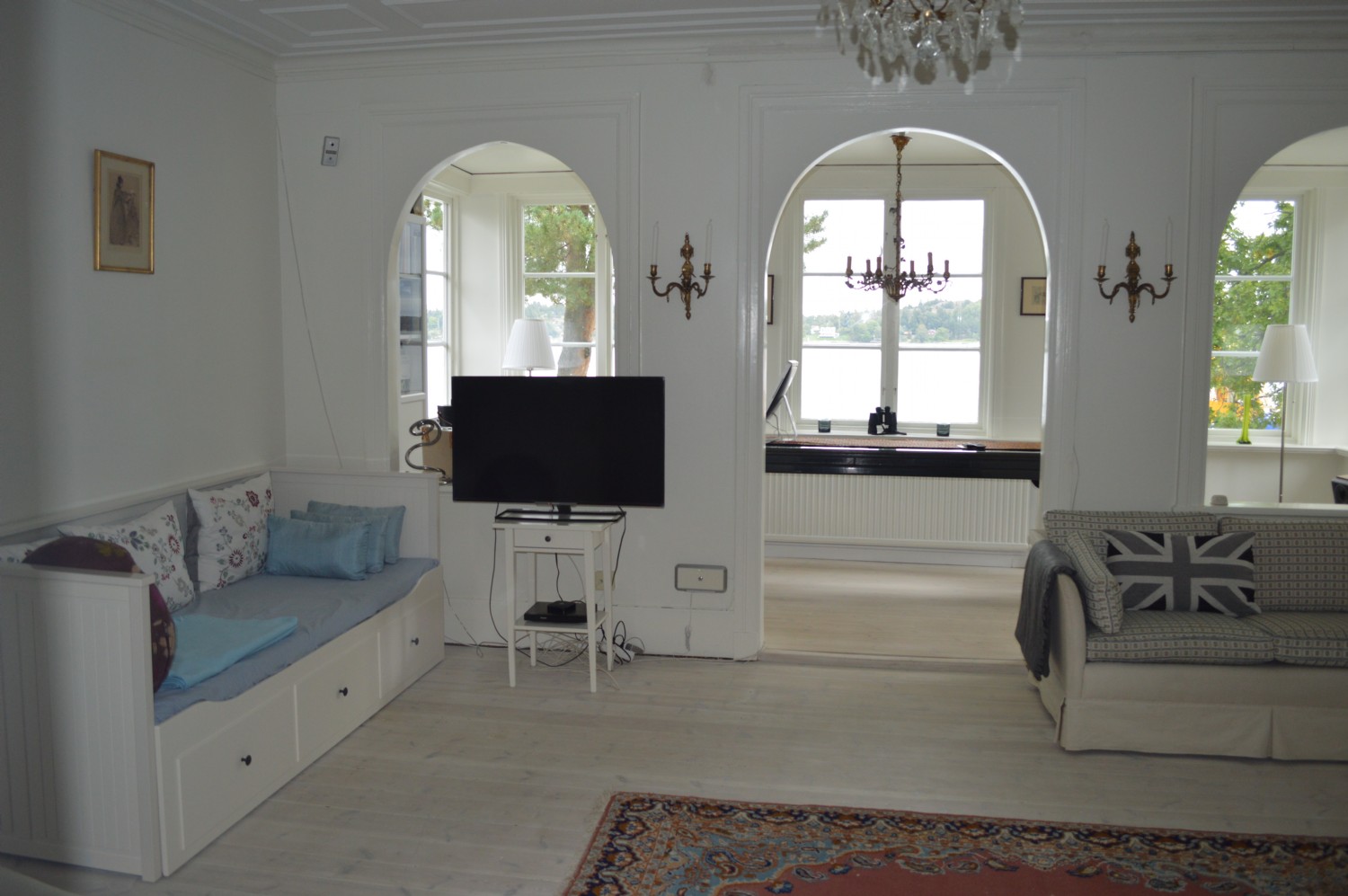 Allrum ö.v med bäddsoffor/ Living room upper floor with bed sofas