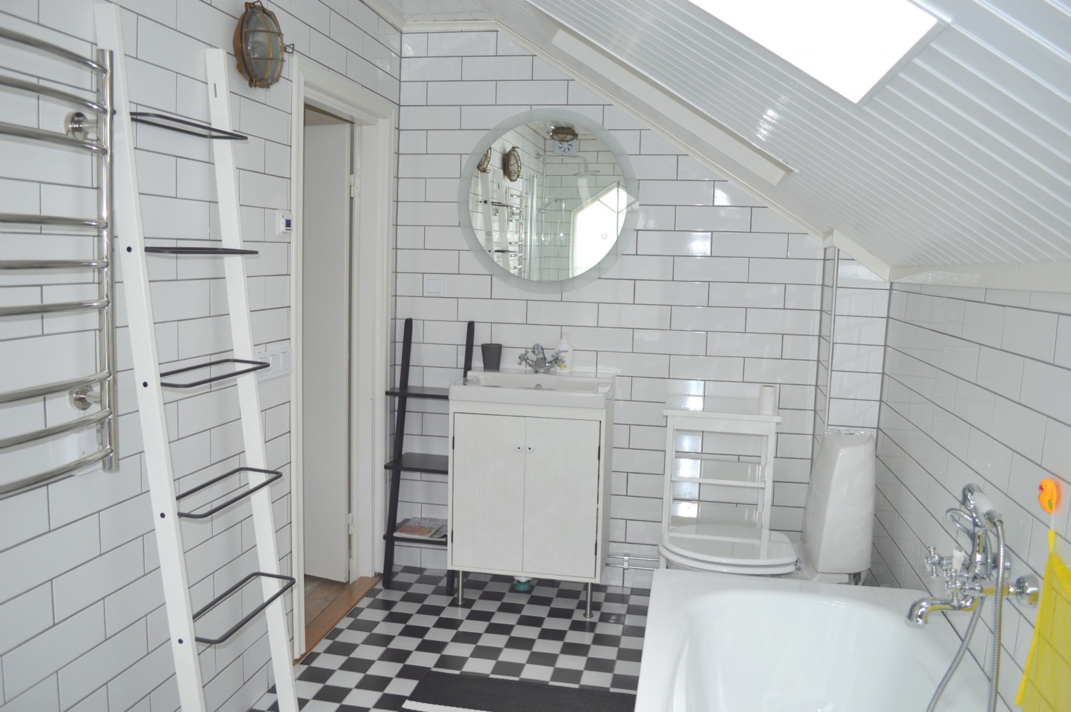 Badrum vid sovrum 3 ö.v/ Bath room conected to bed room 3
