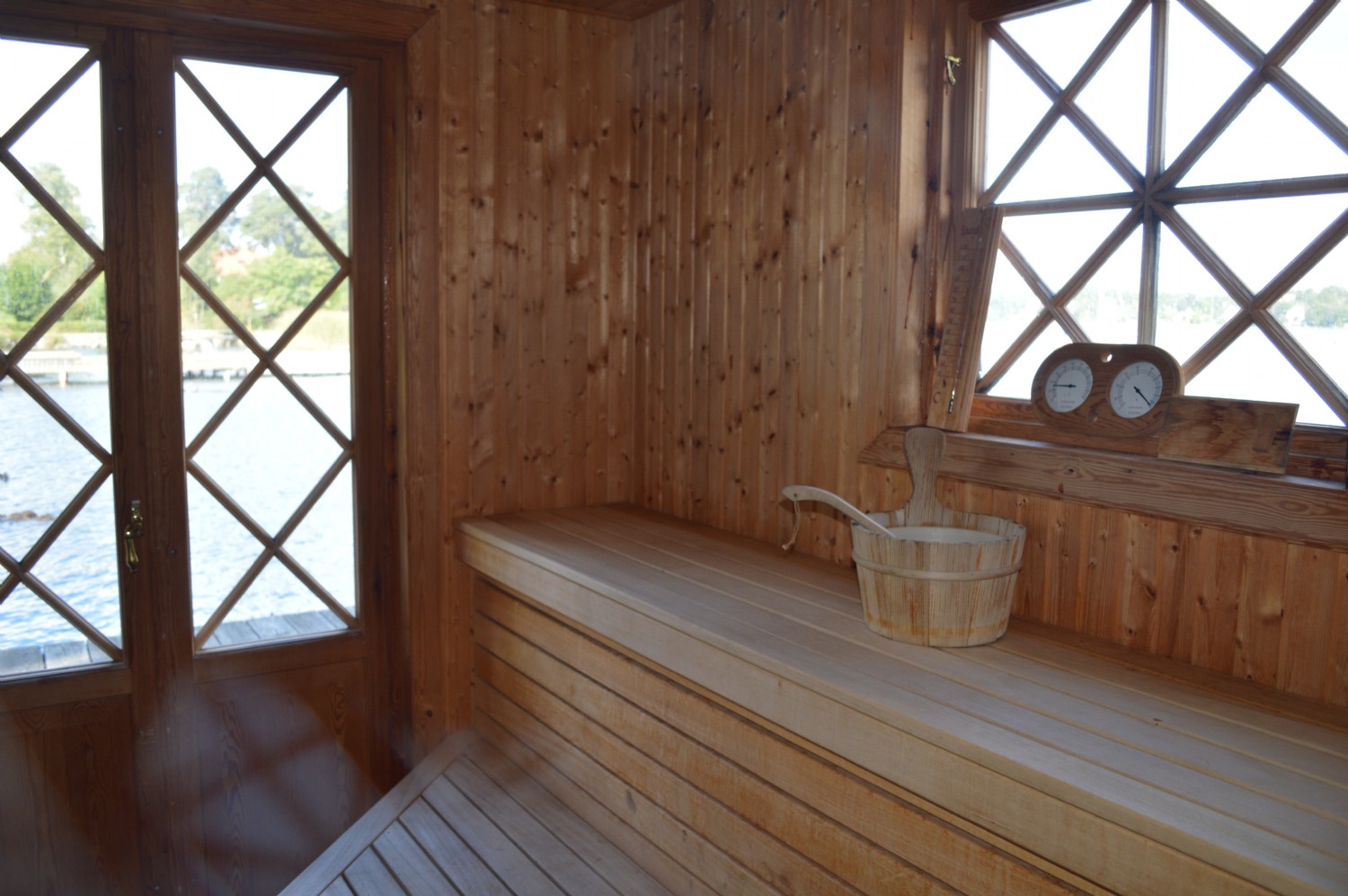 El och ved eldad bastu/ Wooden/ electric heated sauna
