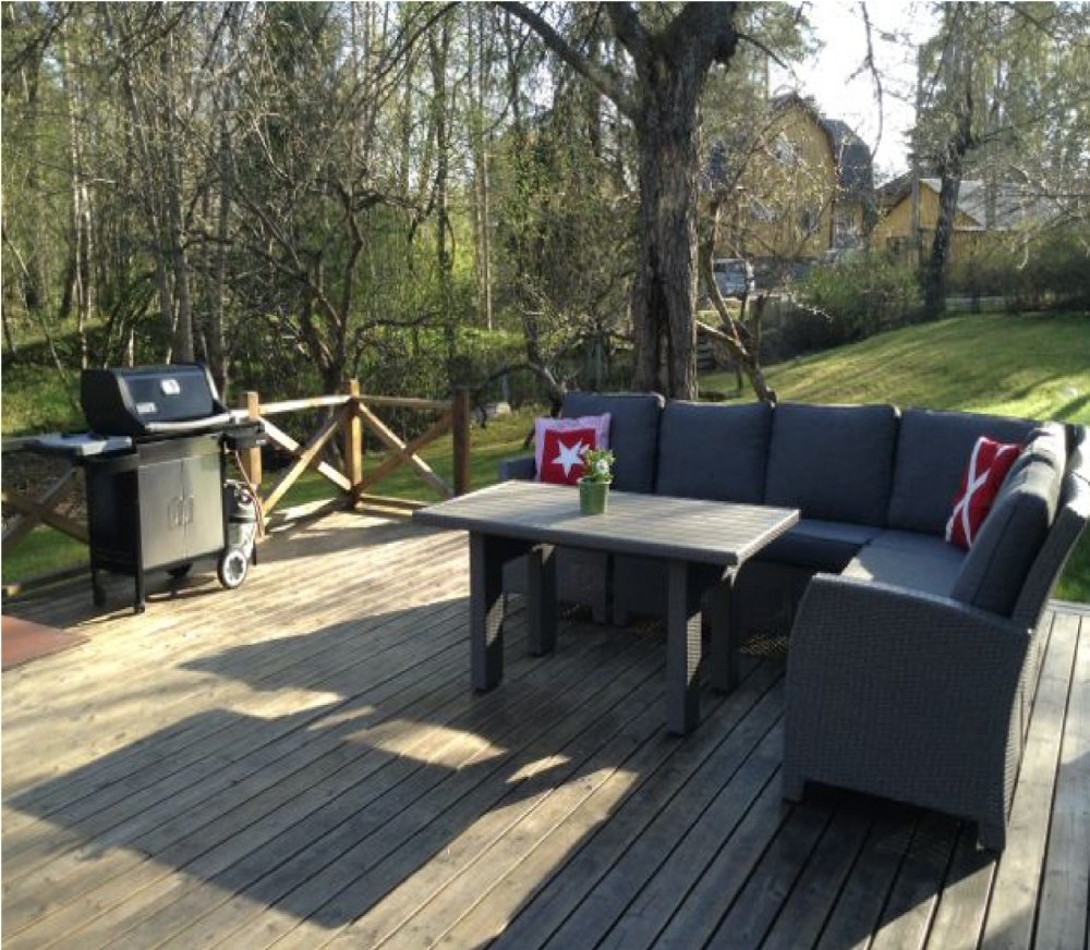 Altan med sittgrupp / Patio with sitting area