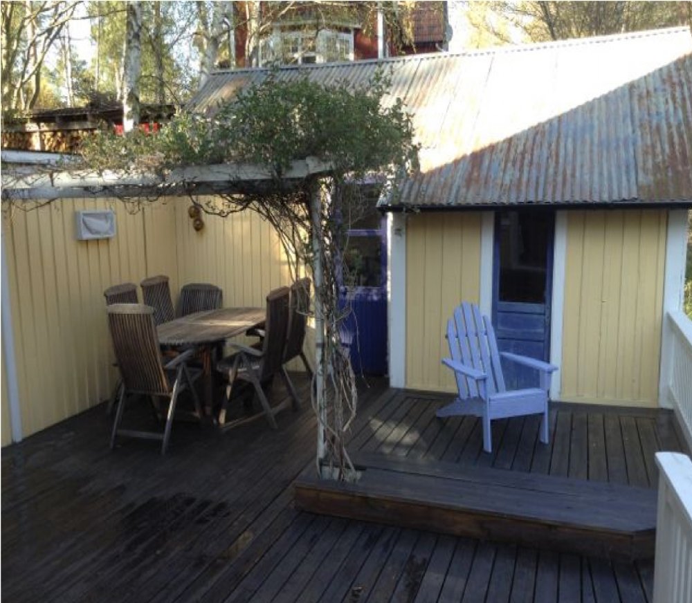 Altan med sittgrupp / Patio with sitting area