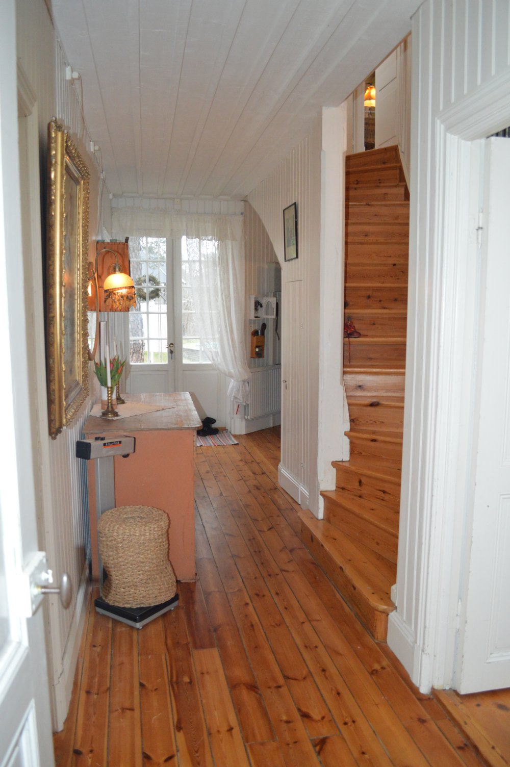 Hall, trappa upp / Hall and stairs to the upper floor