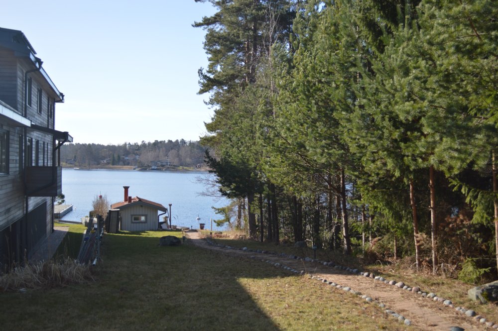 stigen ner till strand och bastu/ foot path to the beach and sauna
