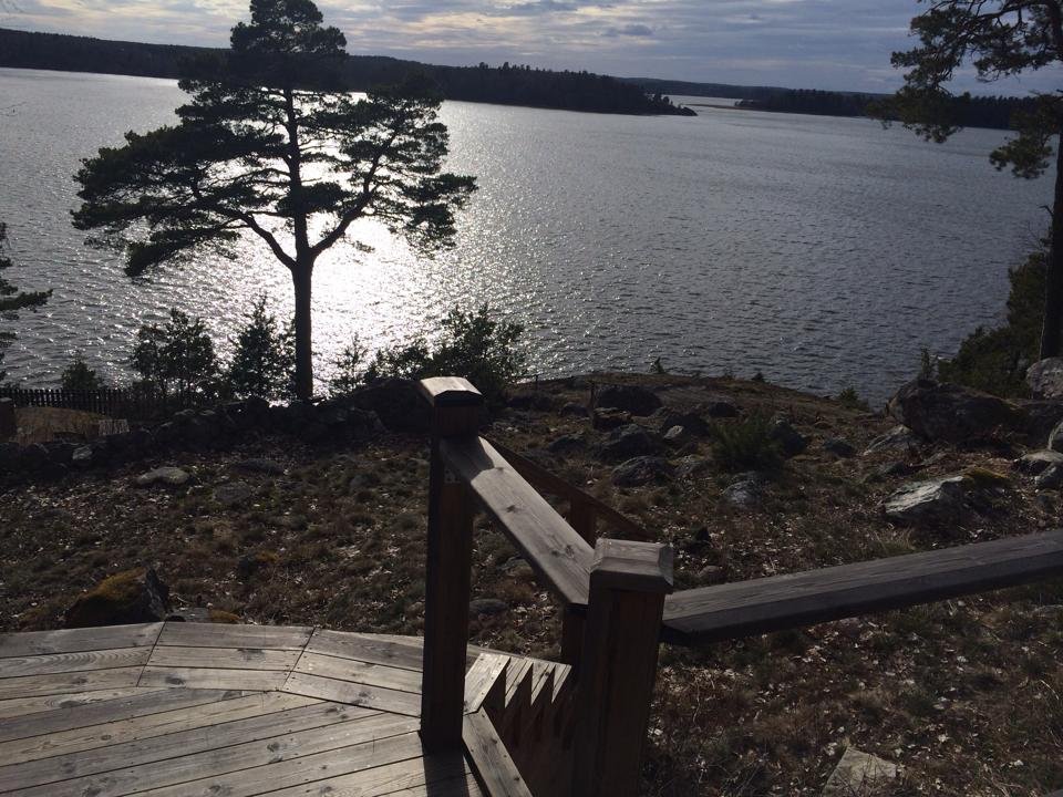 trappor ned till bryggan/ stairs down to private jetty