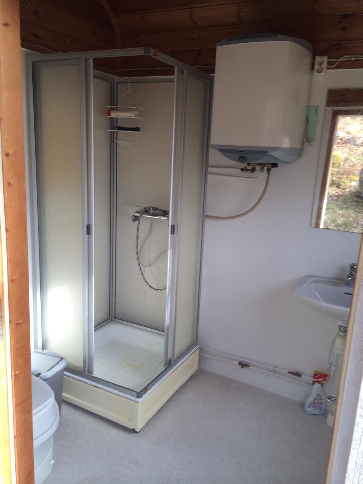 Förbränningstoa och dusch/ bio toilet and shower house