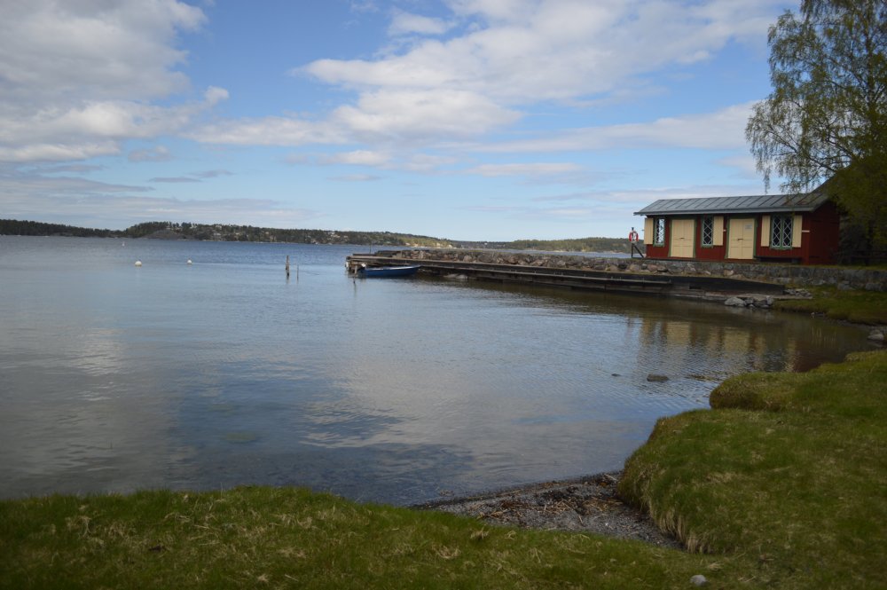 gemensam badplats nedanför stugan/ shared beach below the cottage 