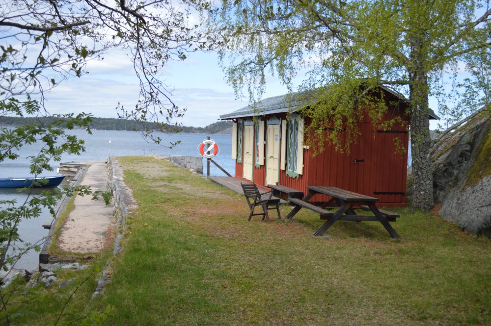 gemensamma badplatsen/ shared area below the house 