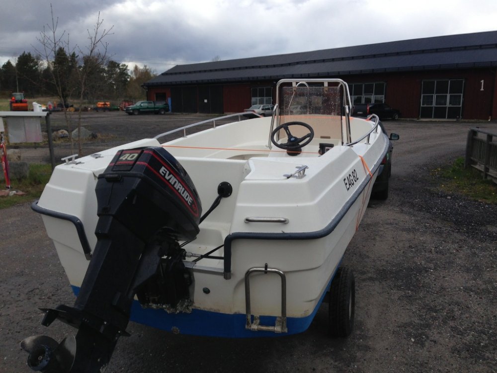 Båt kan hyras av ägaren på förfrågan/ boat to rent for experienced driver at request