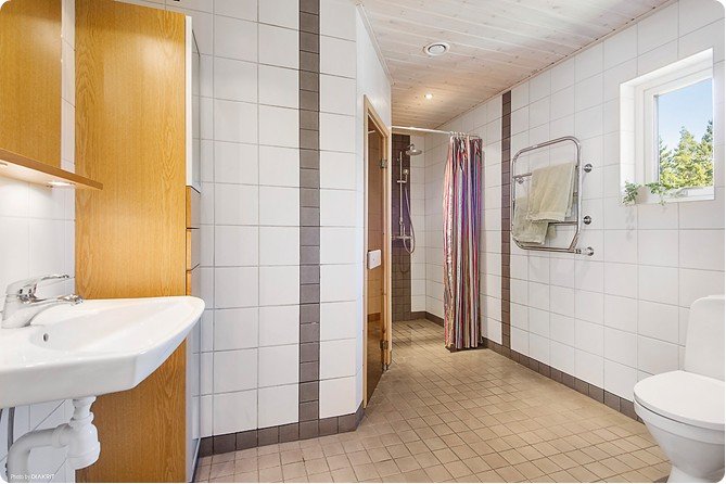 Badrum med bastu b.v/ Bath room with sauna at entrance floor