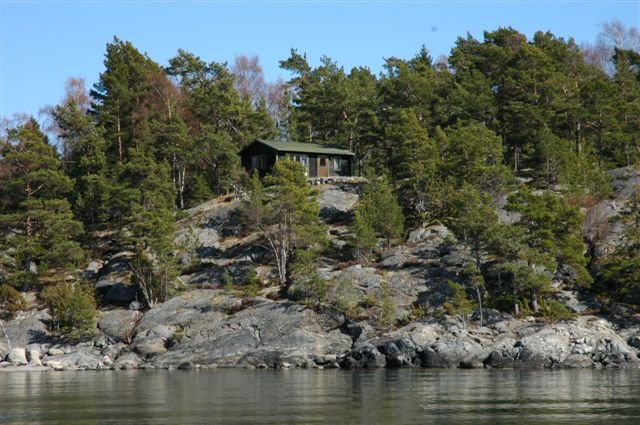 Huset från sjösidan innan bastu-relax och bryggan byggdes/ The property before sauna relax and jetty was built