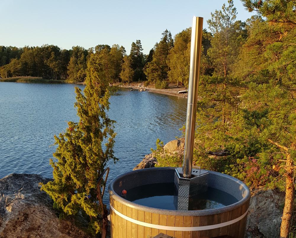 Badtunnan, omrdets strand i bakgrunden/ Hot tub, area beach in the back ground 