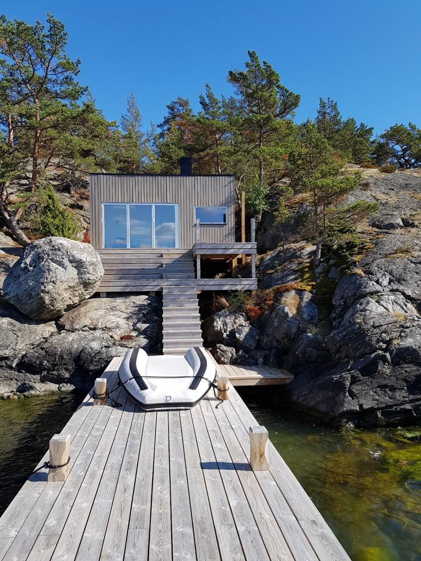 Bastuhus med relax, gummibåten kan hyras/ Sauna house and relax room, the small ribb is posible to rent extra