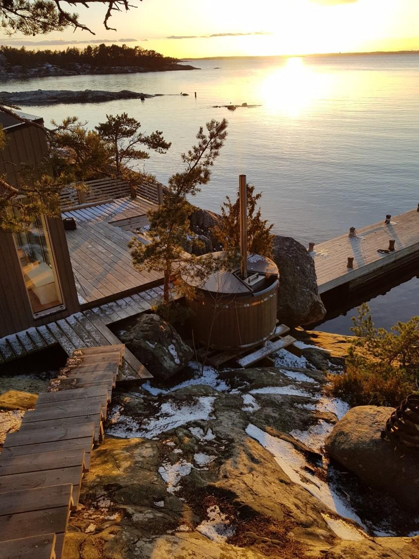 Badtunna vid bastuhuset/ / Hot tub by the sauna house