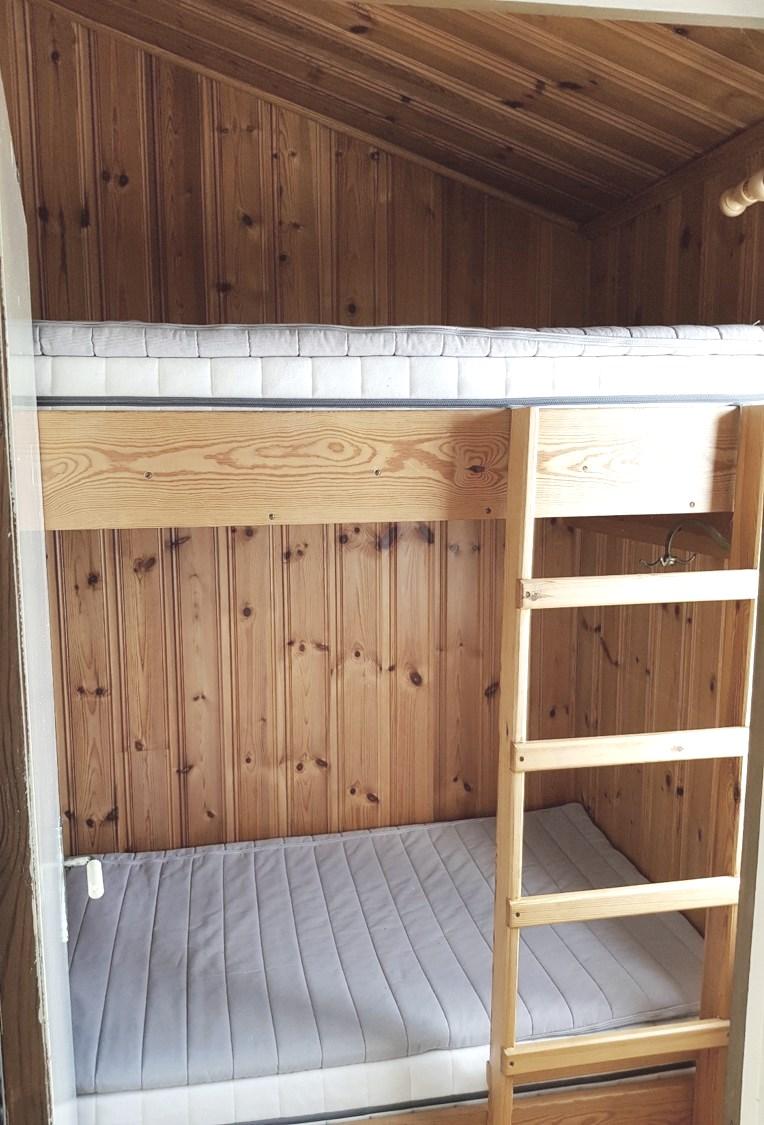 2 st sovhytter m vningssngar/ 2 cabins with bunk beds 