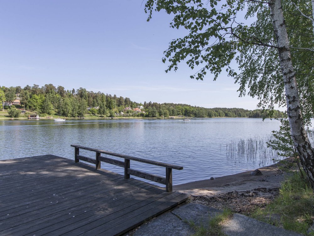 Privat brygga och strand/ Private jetty and beach 