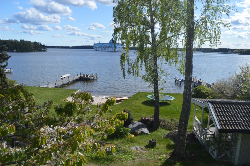 Gästhuset till höger/ guest house to the right