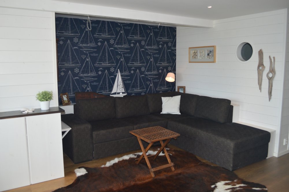 Allrum med bäddsoffa lägenhet/ bed sofa in studio