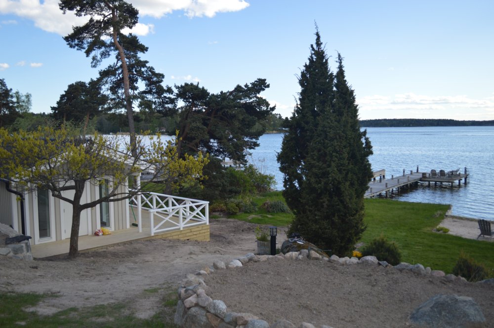 Bastuhus till vänster/ Saunahouse to the left