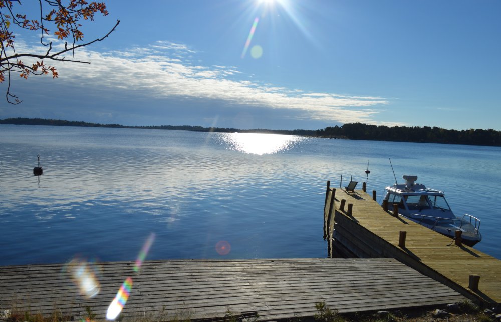 Brygga och btplats/ Jetty and moring by the beach 