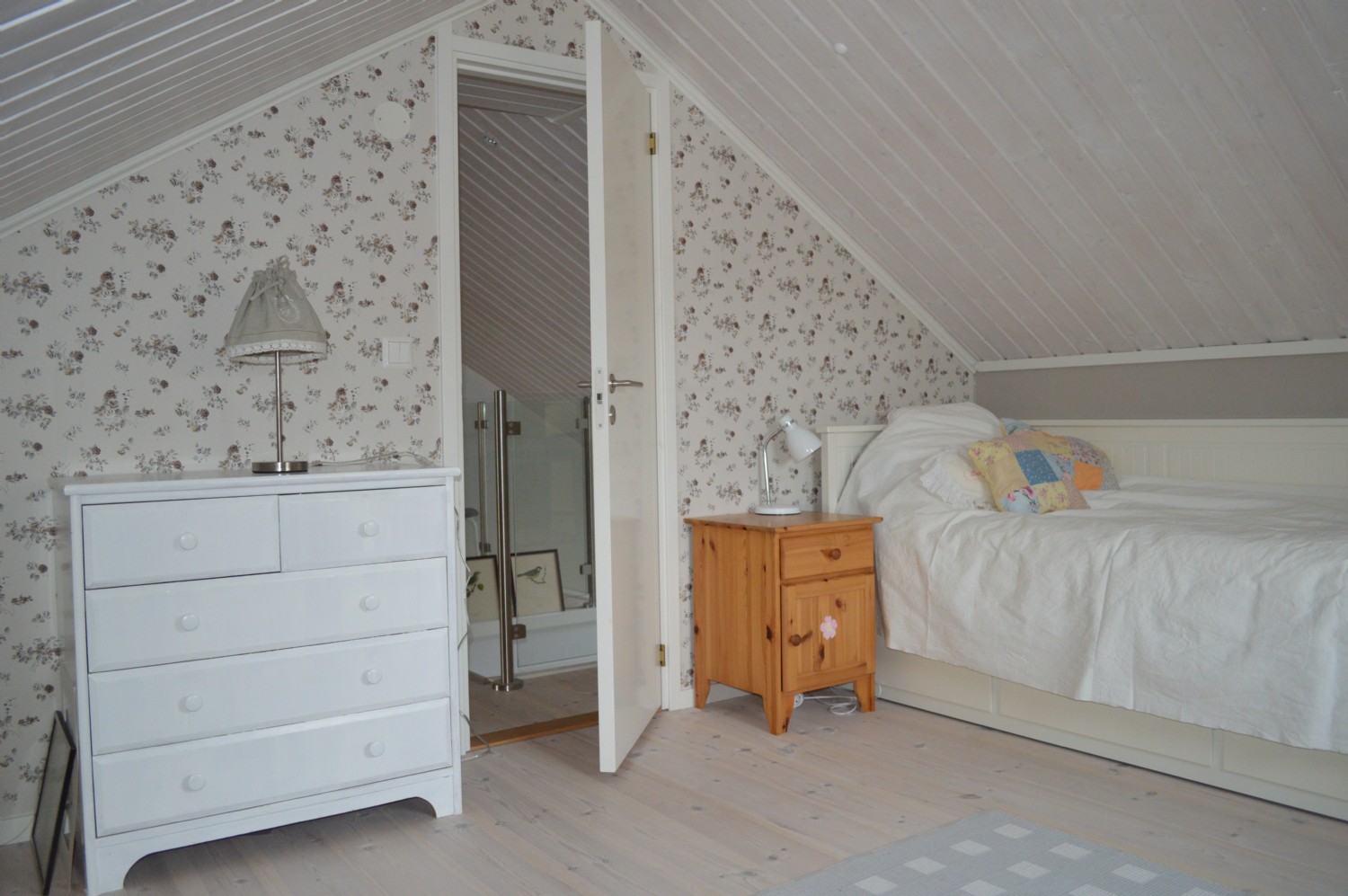 Sovrum 2 .v/ Bed room 2 upper floor 