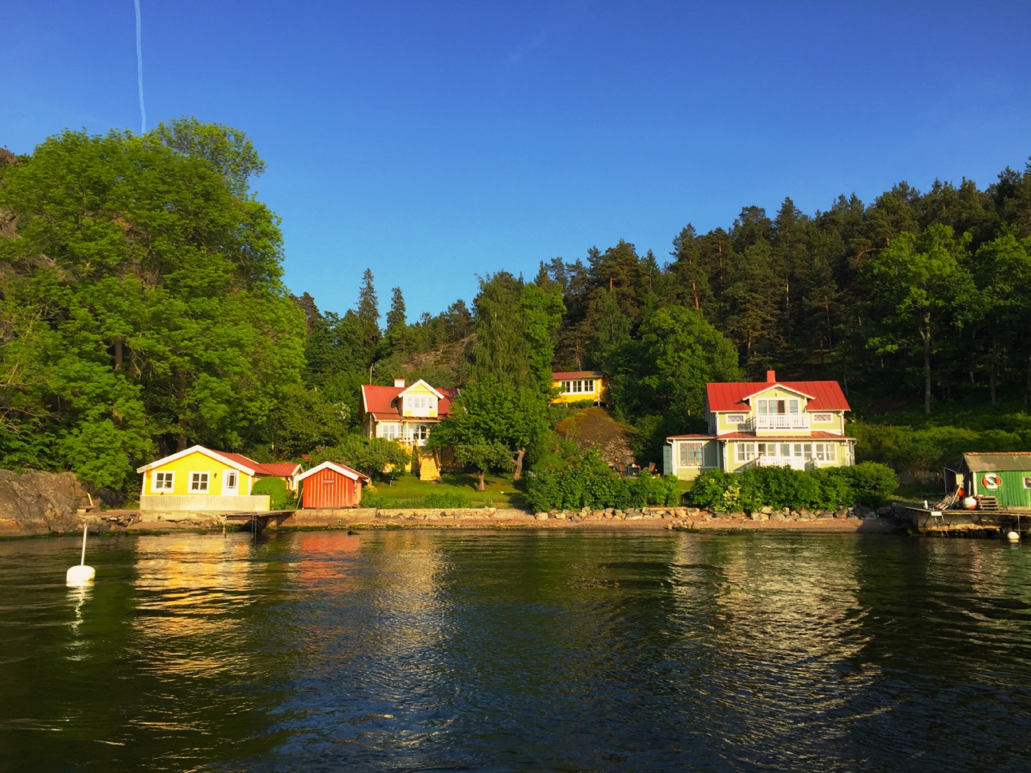 Grden frn sjsidan/ View of property from the sea 
