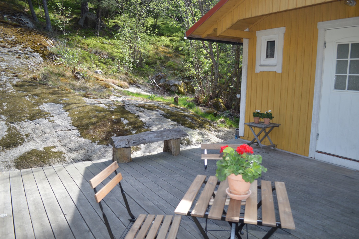 altanen med naturreservatet bakom/ terrace with access to nature reserve 