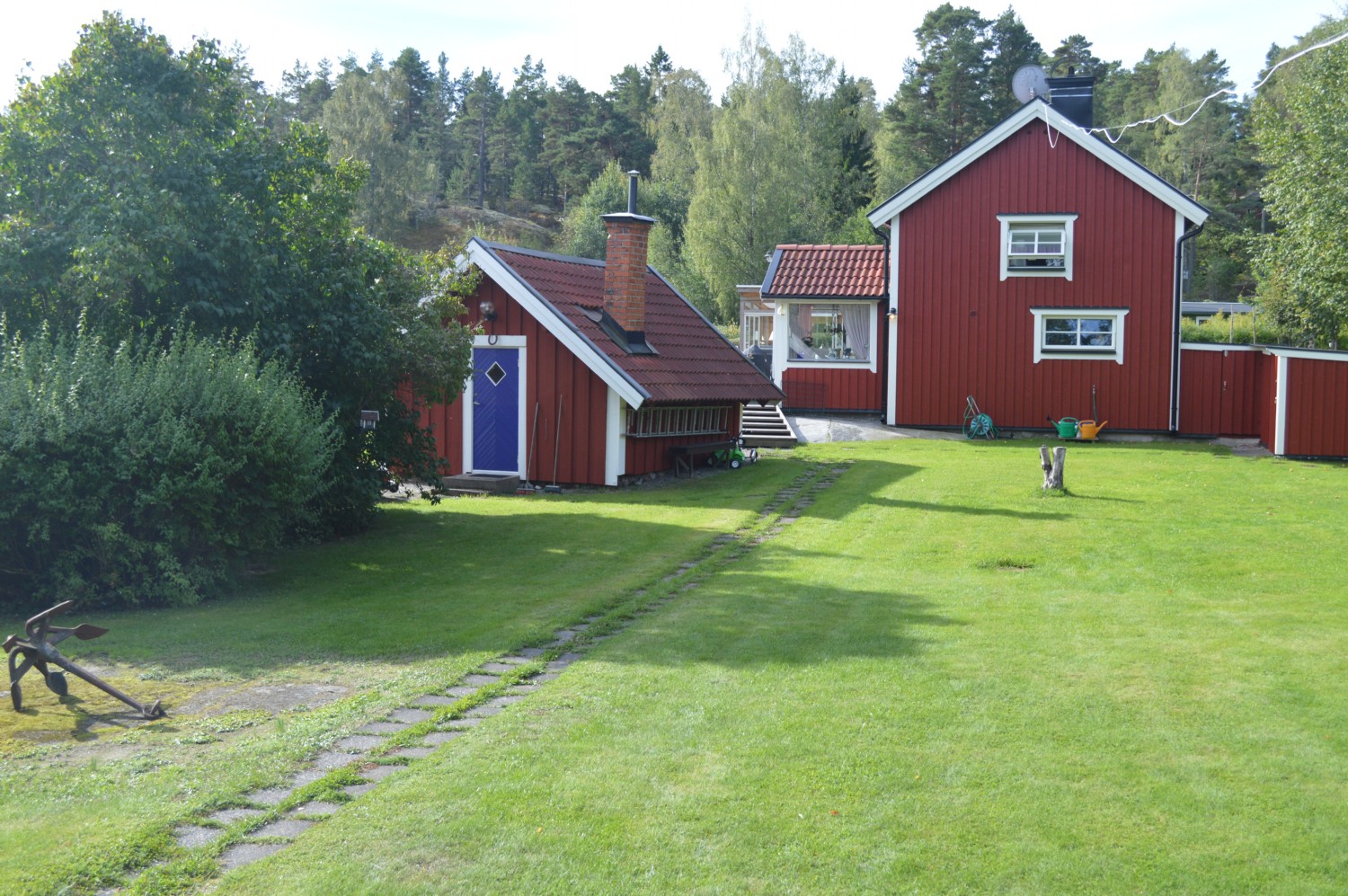 garens hus mittemot  delad grsyta/ Owners house shared grassfield 