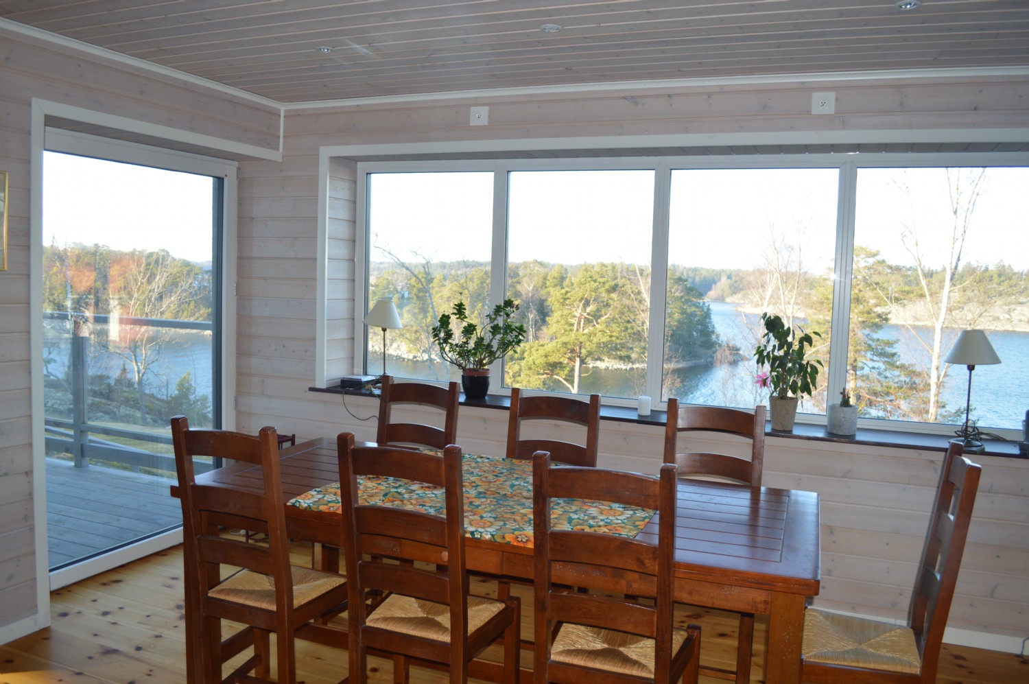 Entréplan matplats/ Entrance floor dining area