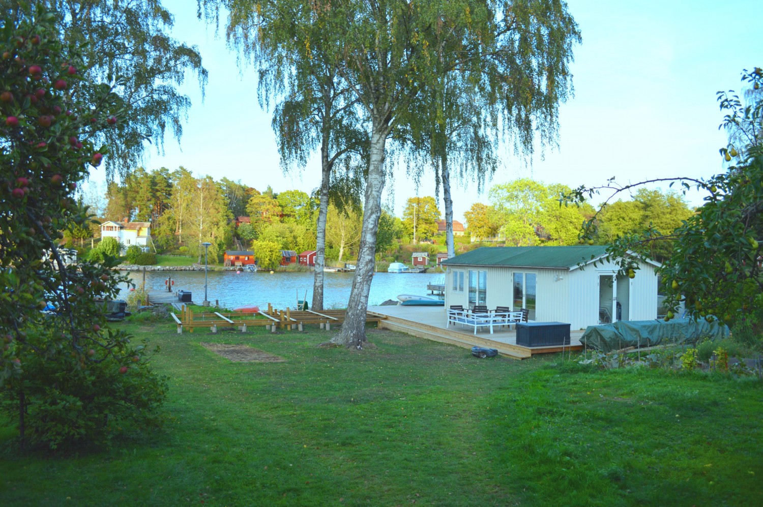 Nyrenoverat gsthus, pbrjat altan och bastubygge/ New renovated haus by the sea, terrace and sauna under construction 