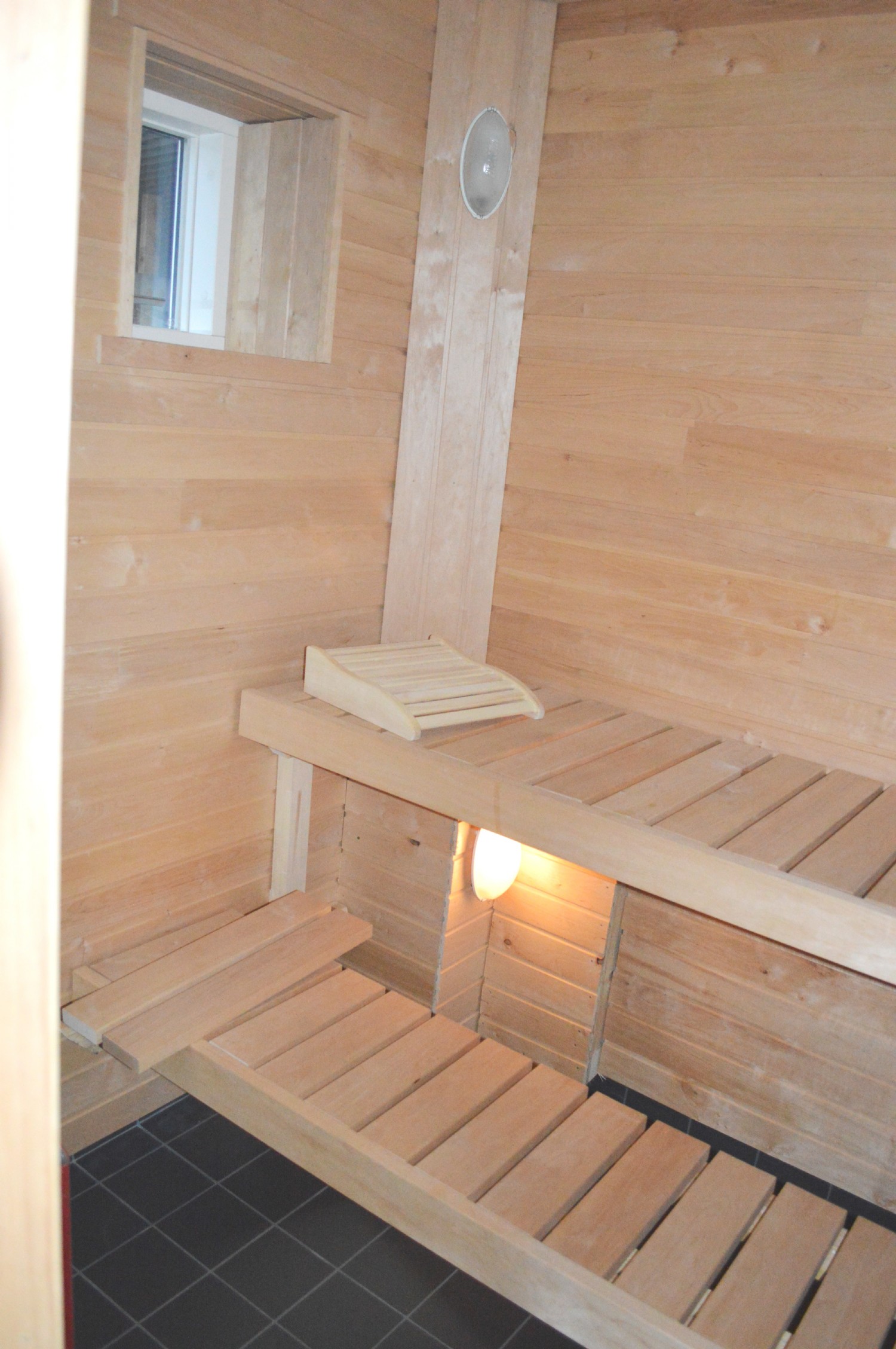 Nedervåning badrum med bastu/ Ground floor bath room with sauna  