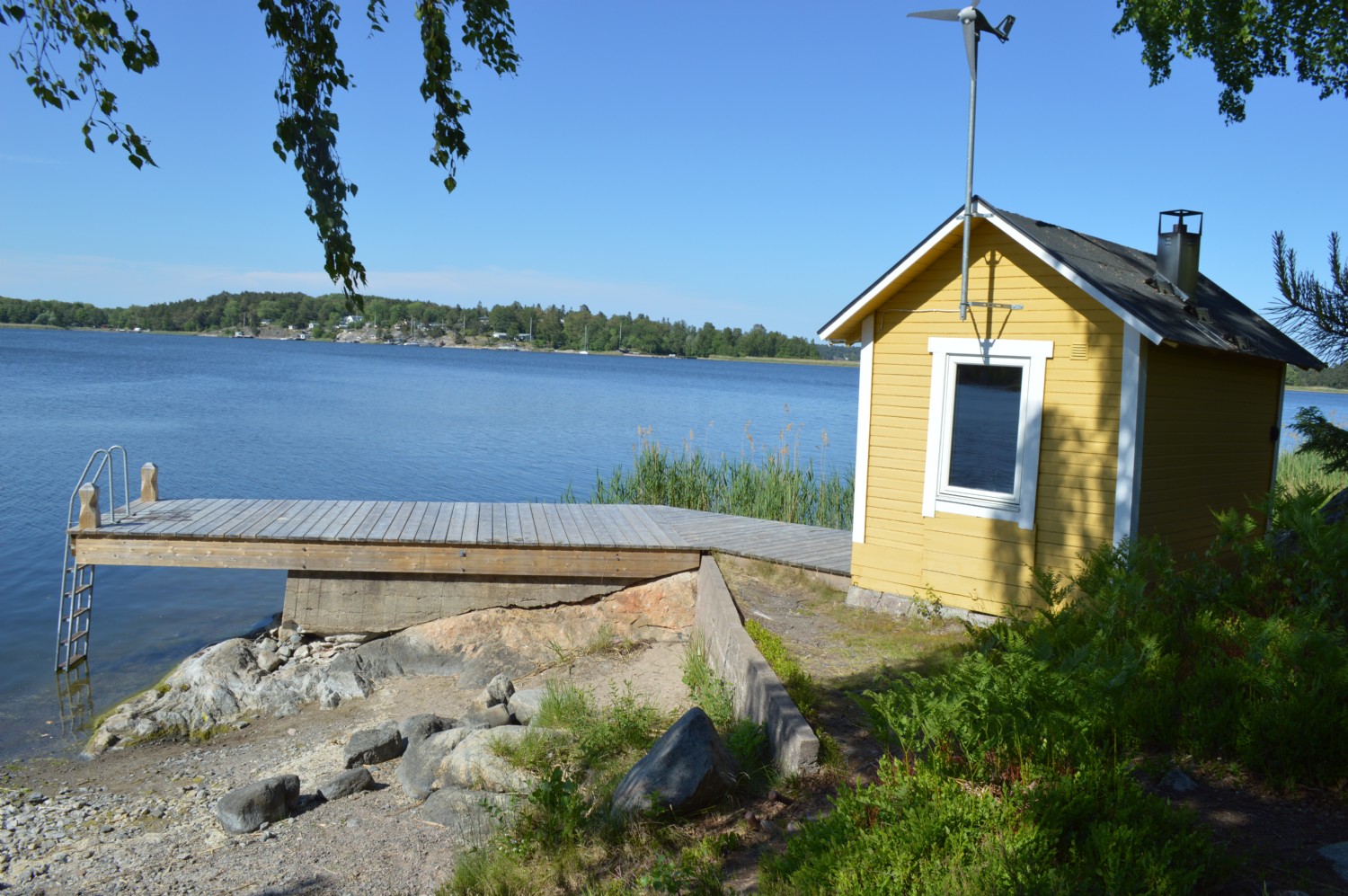 Bastu och brygga nedan huset/ Sauna and jetty down the house 