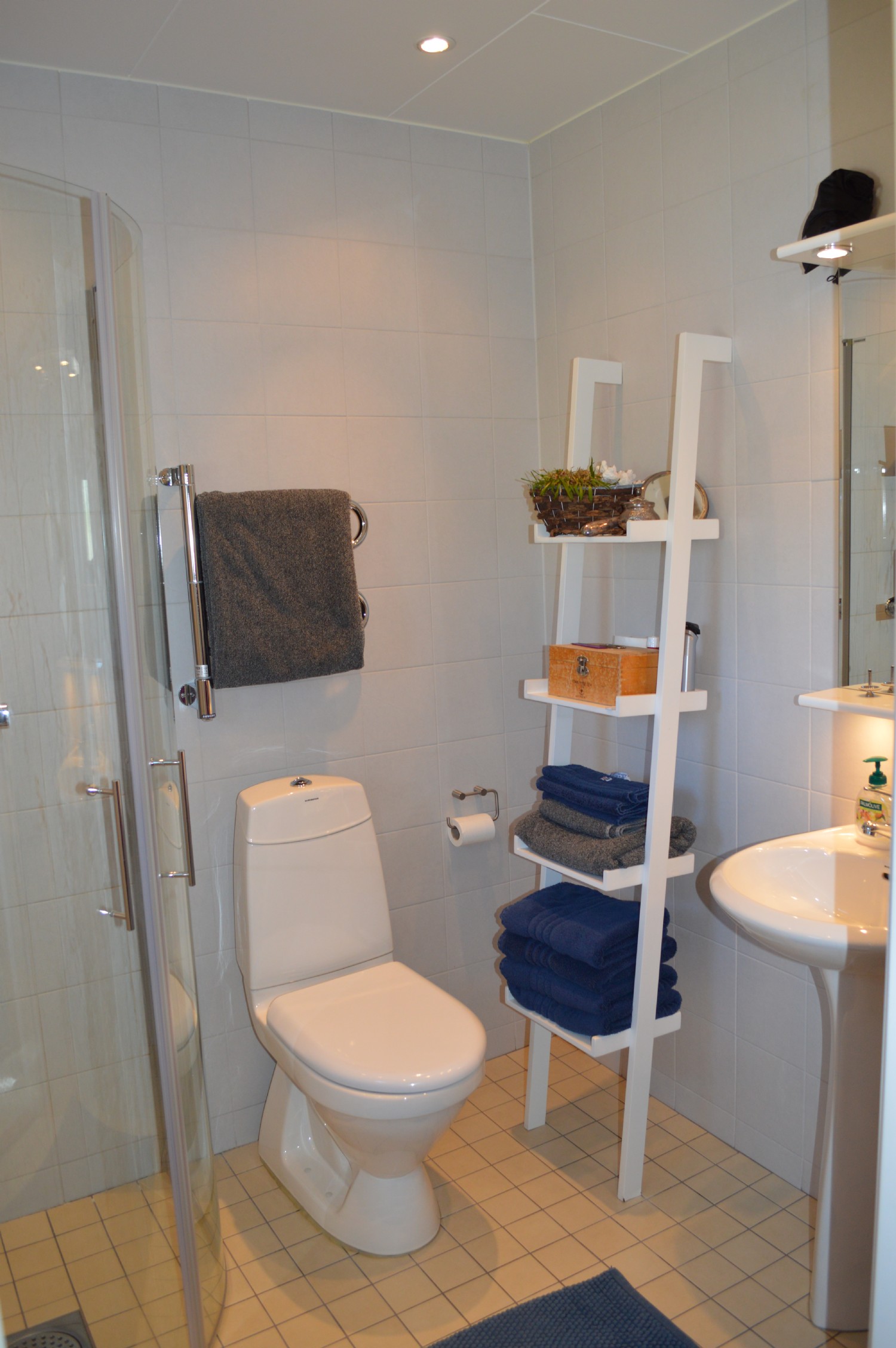 Badrum nedervåning/ Bath room entrance floor