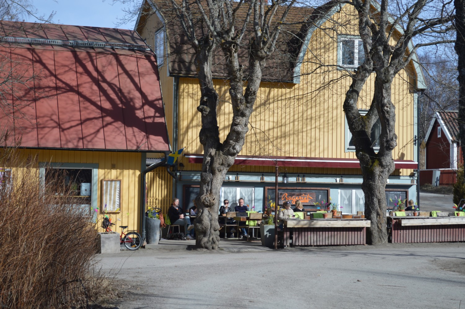 Bageri med servering i byn/ Coffe/food at Hembageriet