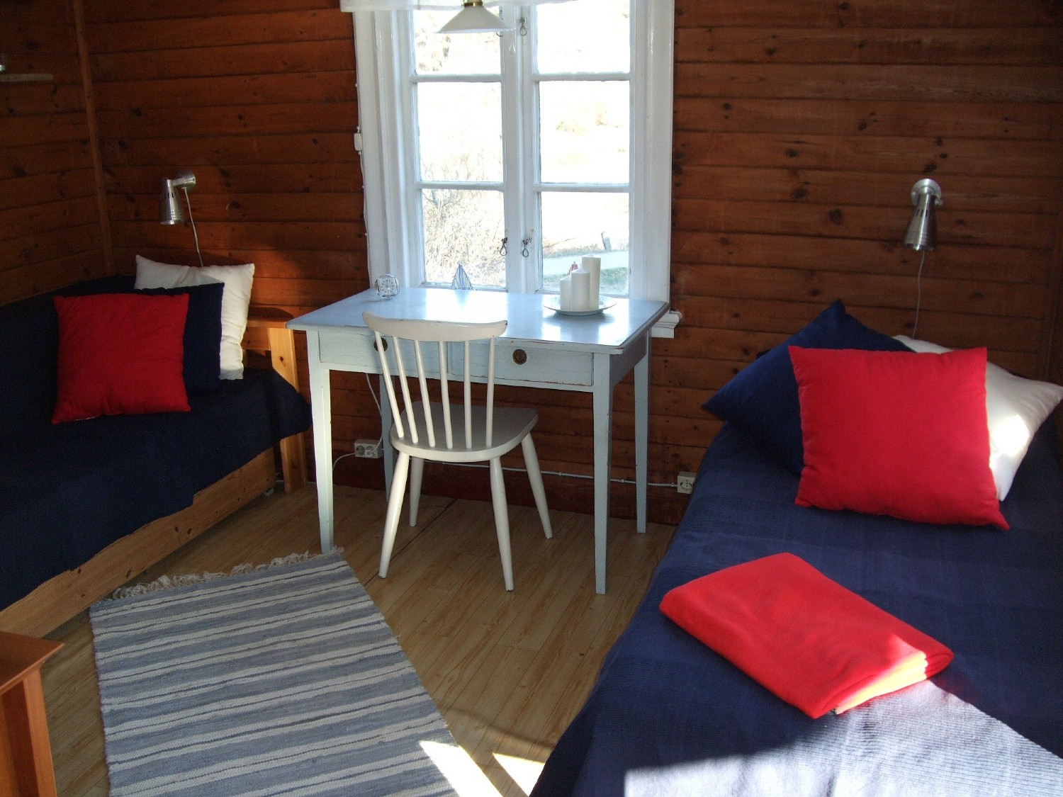 Sovrum med 1 enkel och 1 dubbelsäng/ Bedroom with 1 single and 1 doble bed