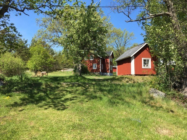 Vy från bryggan mot gården/ Viw from jetty to the property