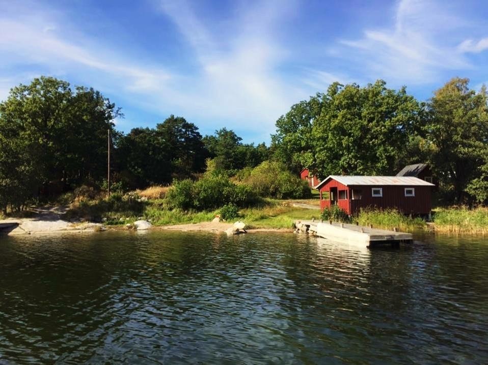 Strand med brygga nedanför huset/ Beach and jetty below the house