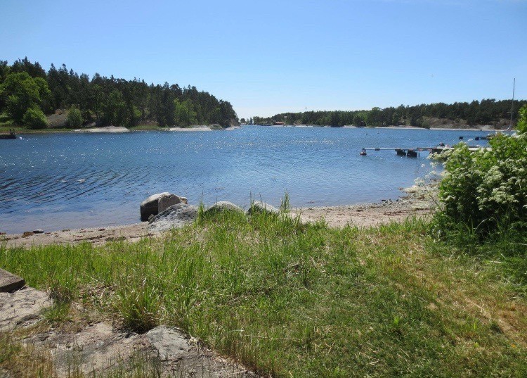 Strand med brygga nedanför huset/ Beach and jetty below the house
