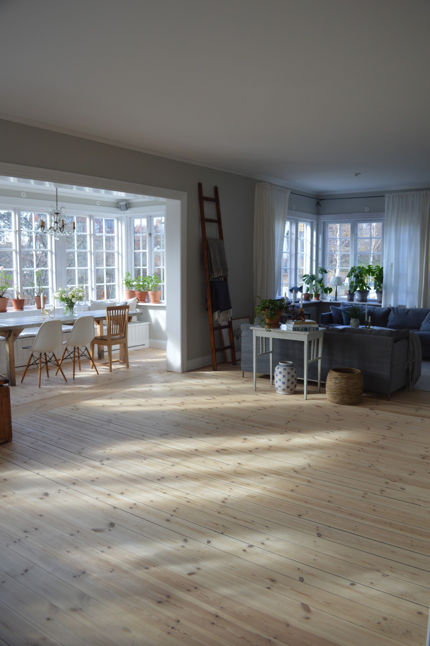 Matsal/vardagsrum entreplan/ Dining room/living room at entrance floor 