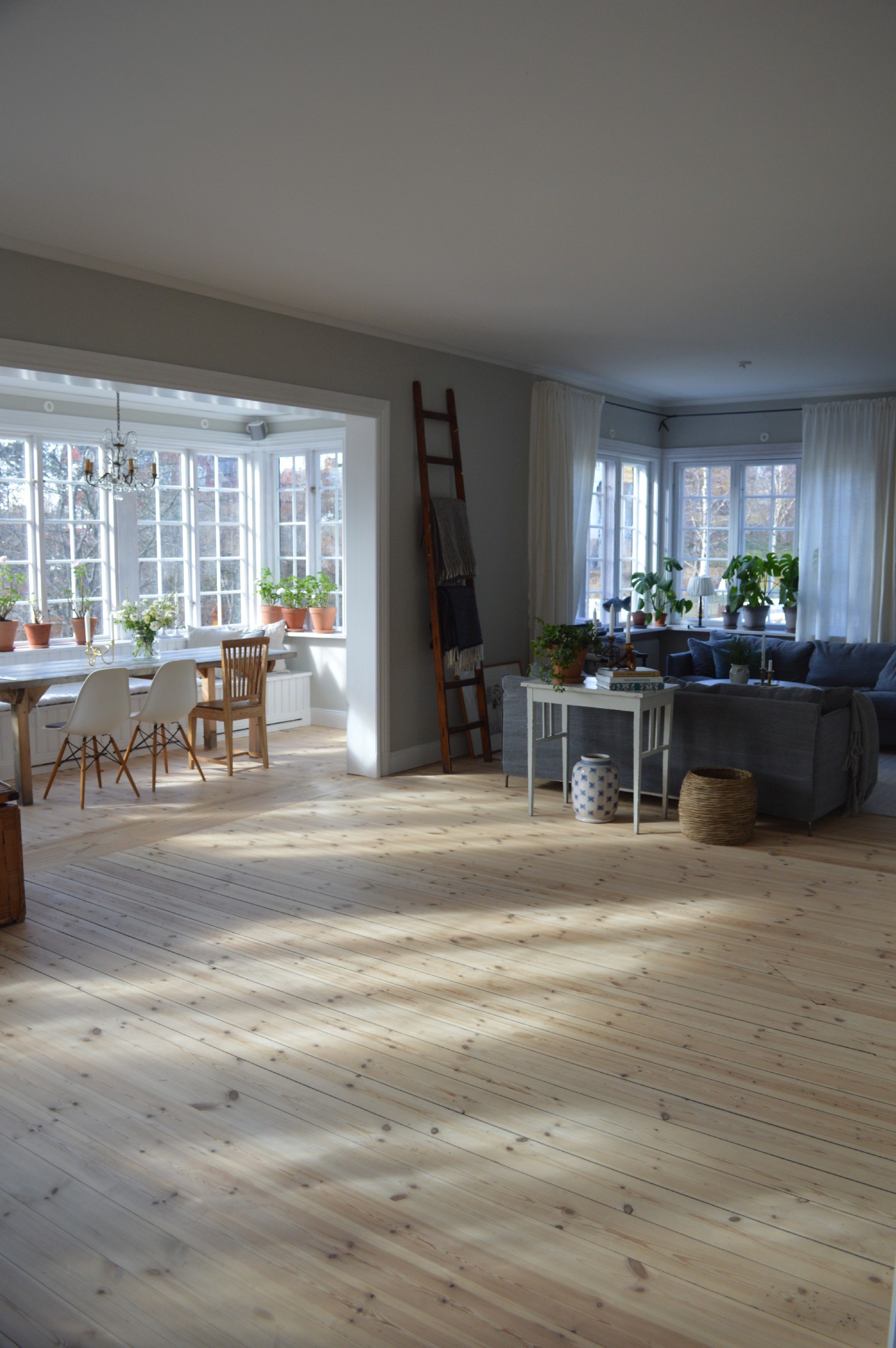 Matsal/vardagsrum entreplan/ Dining room/living room at entrance floor