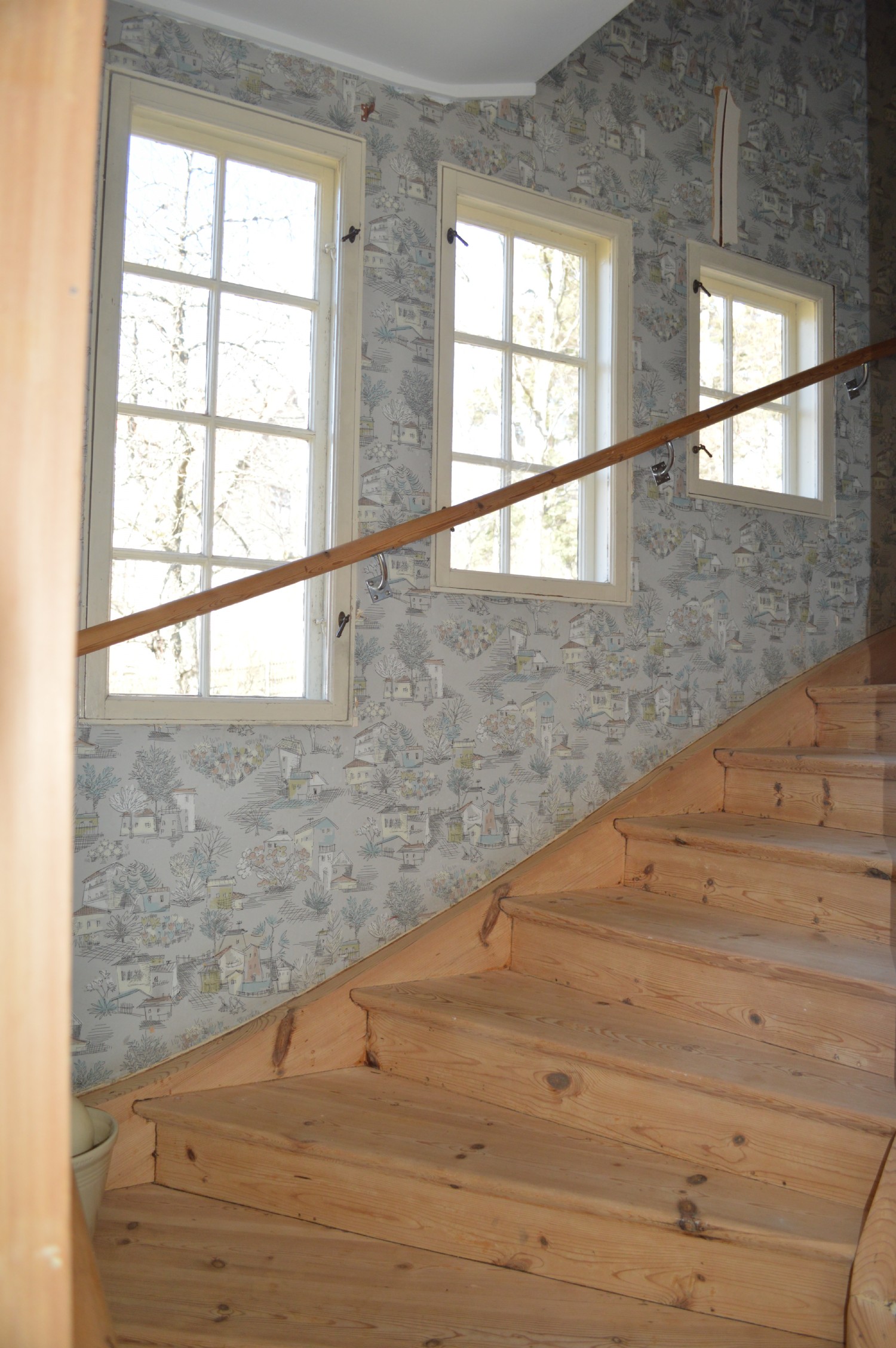 Trappan till övervåning/ Stairs to upper floor