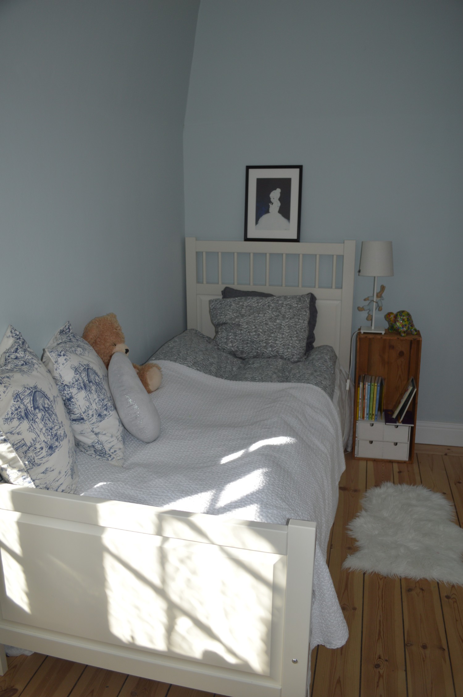 Sovrum 1 med enkelssäng 90/200 ö.v/ Bedroom 1 with single bed 90/200 upper floor