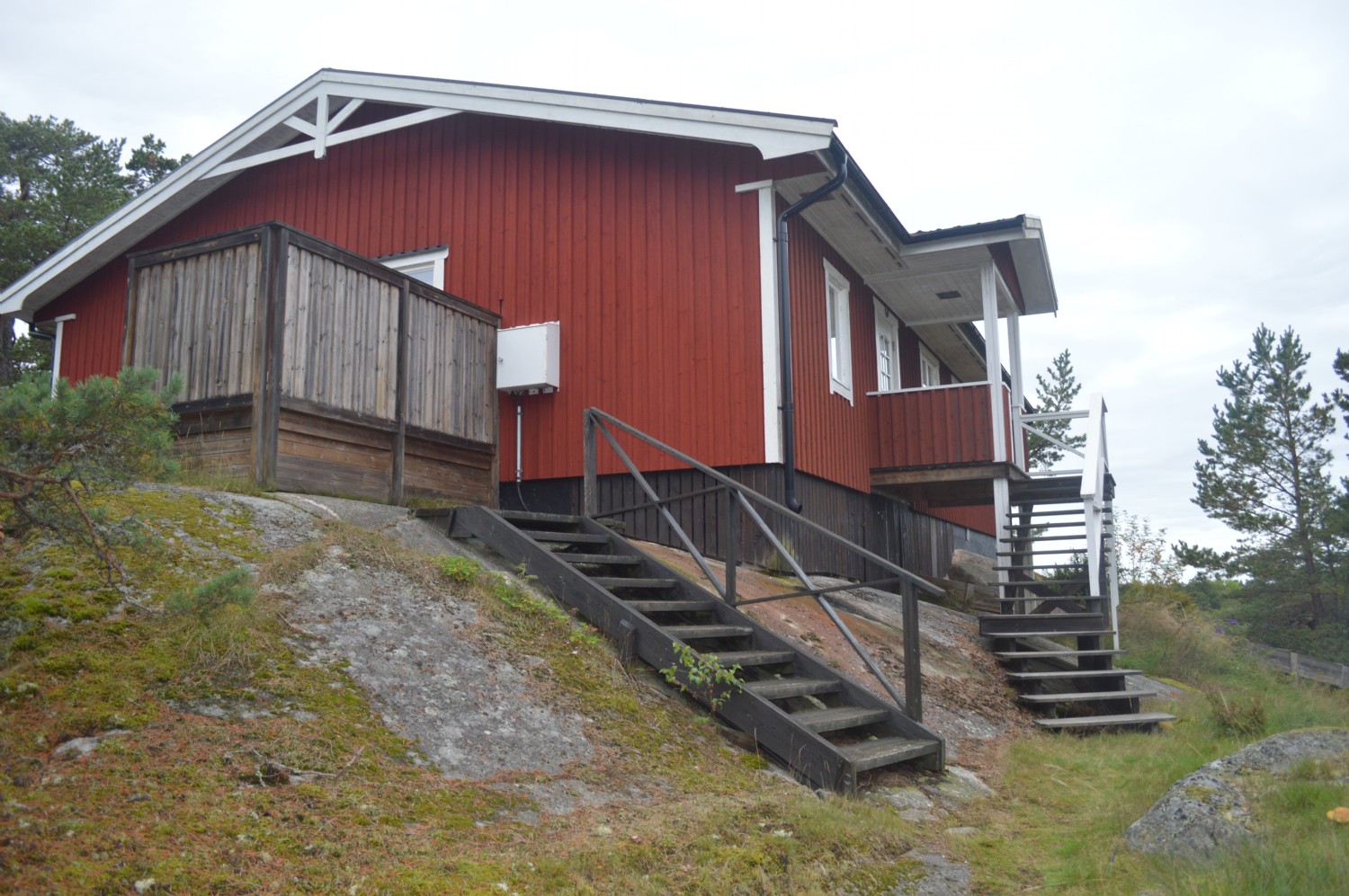 Trappa från huset till parkeringen/ Stairs from the house to the parking place