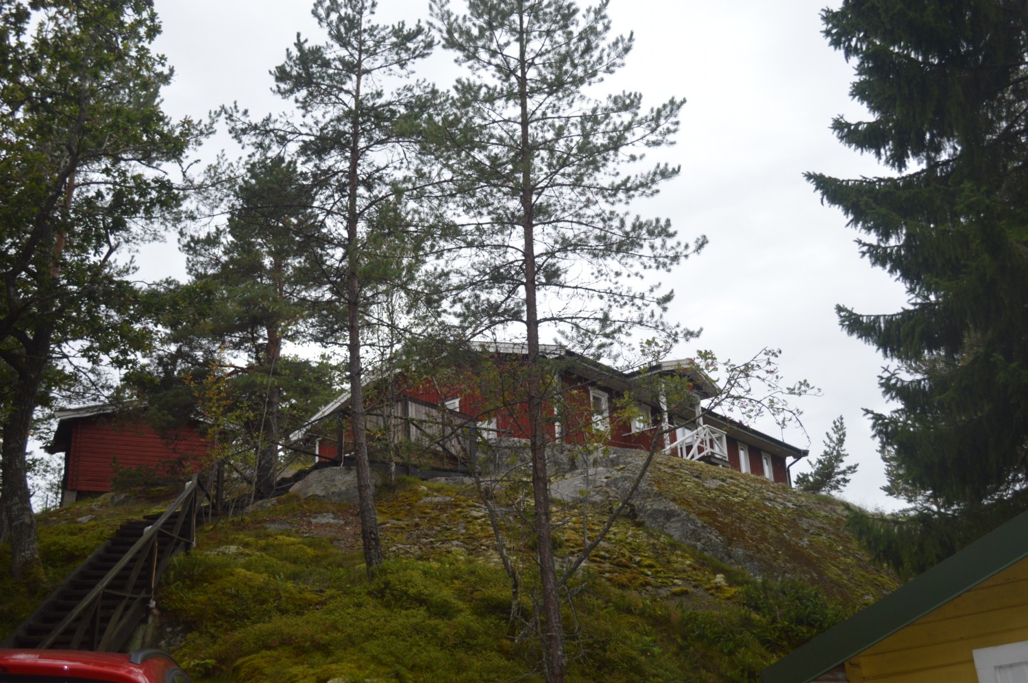 Trappa från parkeringen till huset/ Stairs from the parking to the house, photo point from parking