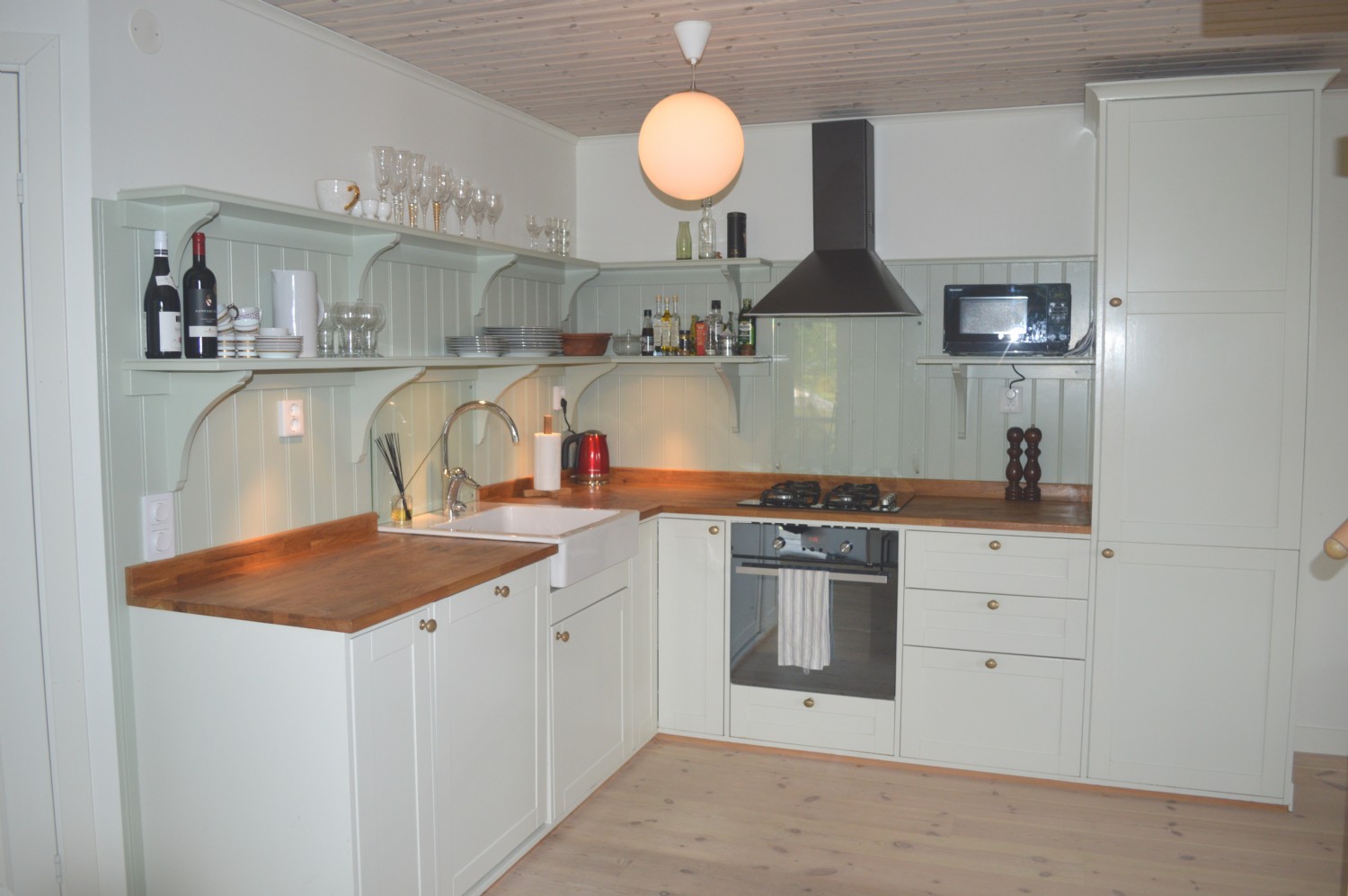 Kök nedervåning/ Kitchen area entrance floor