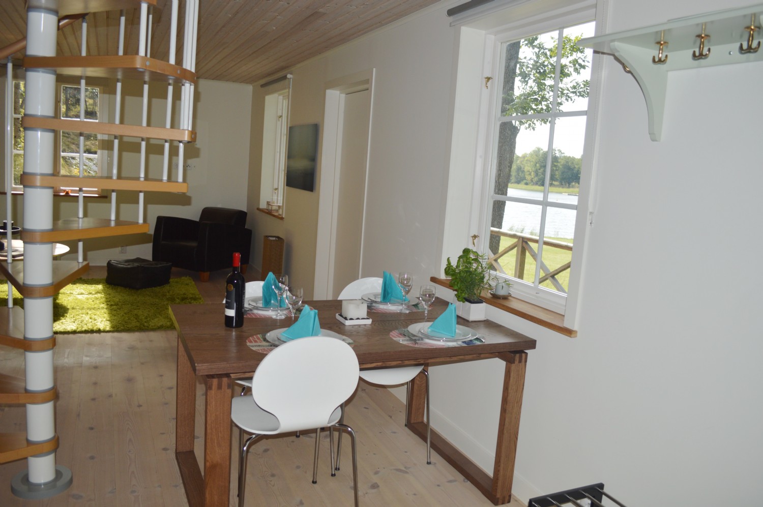 Matplats (matgrupp 6-8 p. år 2018, Trappa till ö.v./ Dining area (table for 6- 8 p. in 2018) Stairs to upper floor