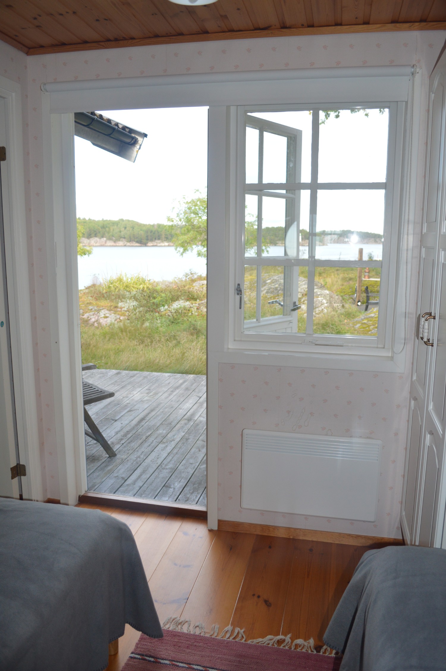 Sovrum med utgång till atanen/ Bed room with access to the terrace