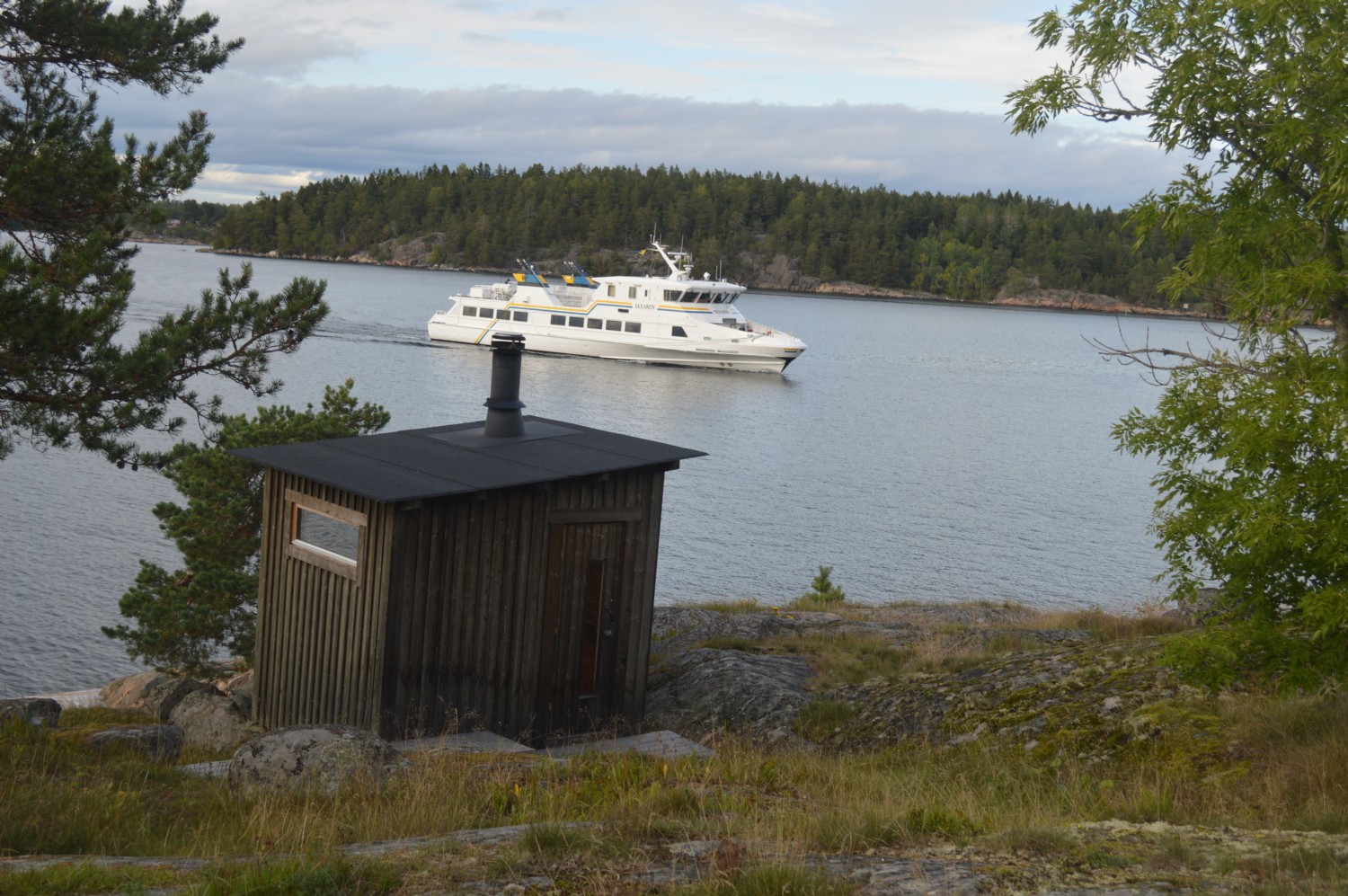 Waxholmsbten anlnder till Boda brygga/ Public boat arriving to the pier nearby 