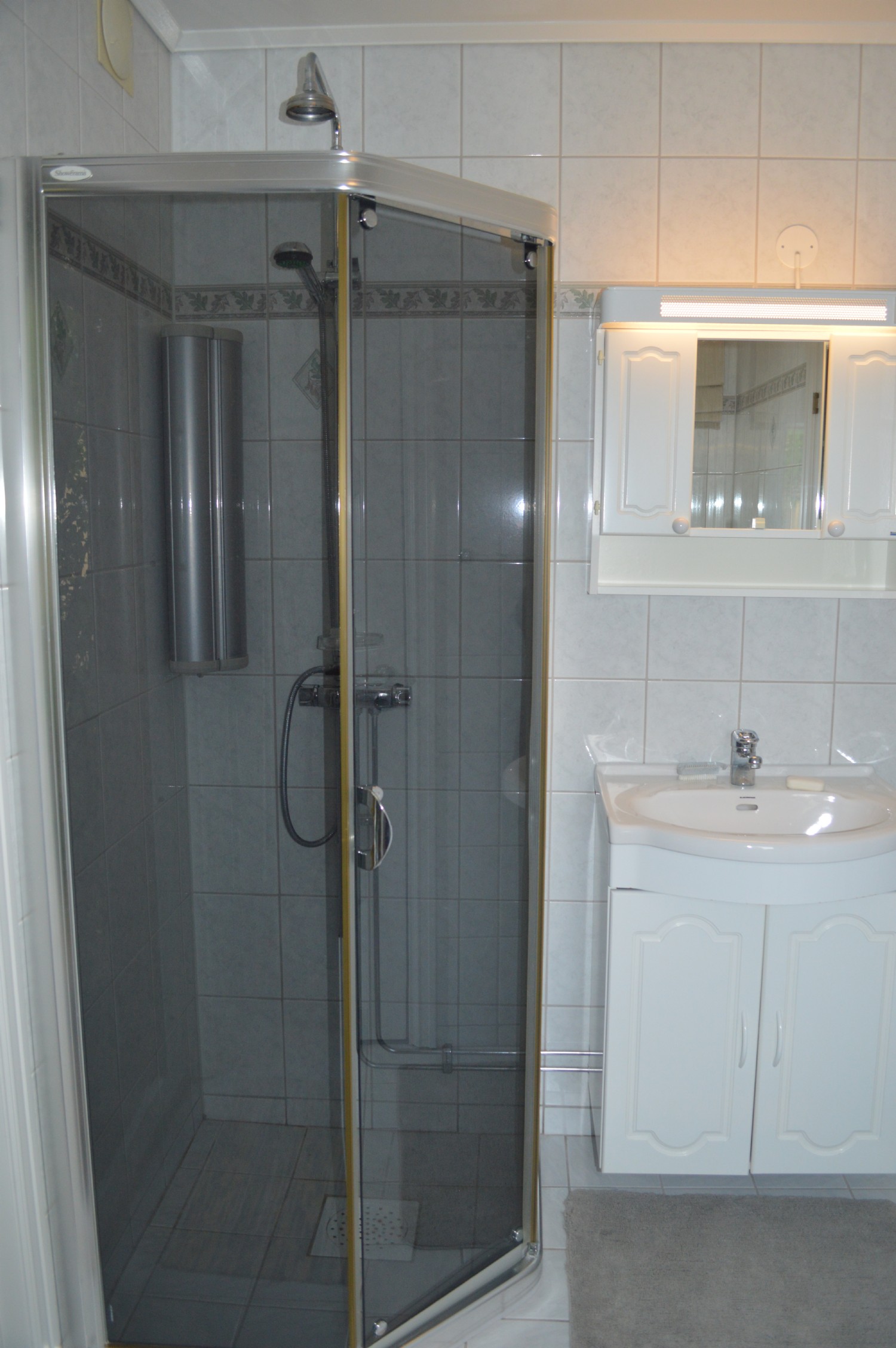 Dusch i separat byggnad/ Shower in separate building