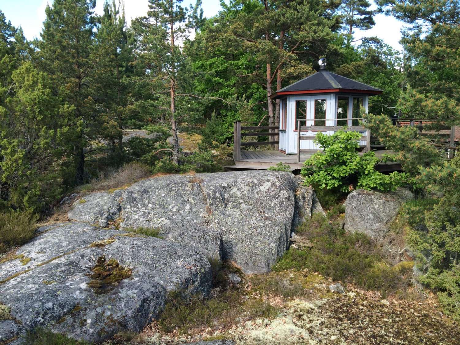 Lusthuset med kvällssol/ Pavillion with sea view and evening sun