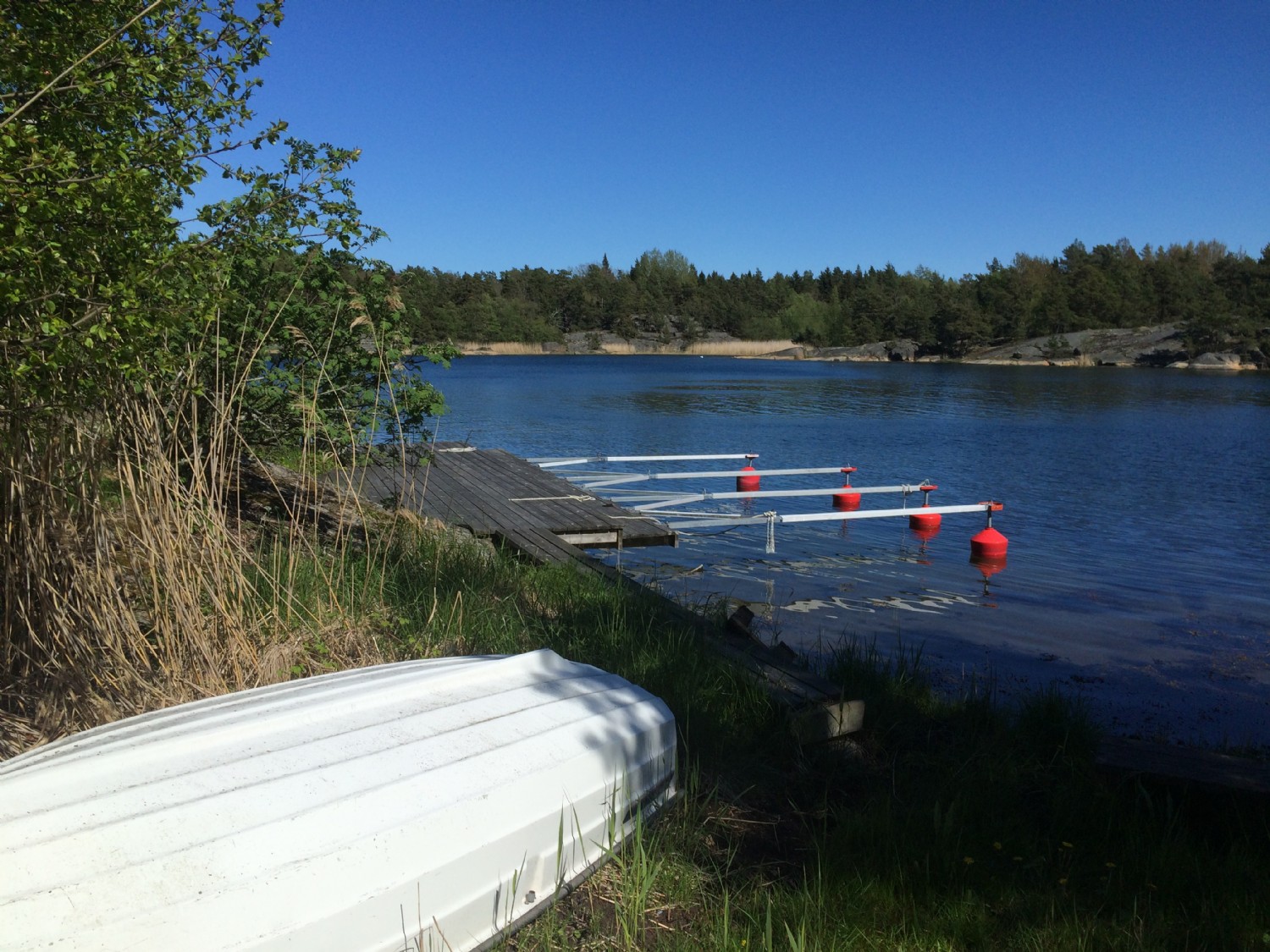 Brygga, btplats och roddbt ingr/ Jetty, boat moring and rowing boat included 